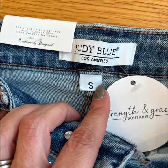 Judy Blue Rhinestone Detail Shorts NWT - Picture 5 of 8